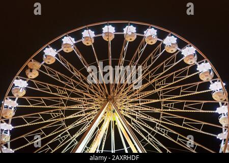 Allemagne, Bade-Wuerttemberg, Karlsruhe, roue ferris sur la place du marché à Noël. Banque D'Images