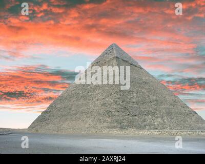 Pyramides dans la vallée de Giza sous la lumière du coucher du soleil Banque D'Images