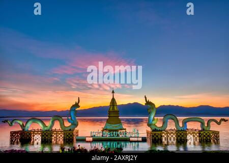 Coucher de soleil sur les deux dragons dorés sur Kwan Phayao, Phayao, Thaïlande Banque D'Images