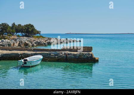 Paysage côtier, bateau, Cres, Croatie, Europe Banque D'Images