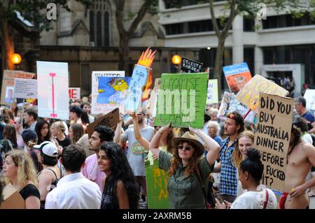 Le signe vert lecture "légaliser le changement climatique" Sydney Climate Crisis Sack Scomo - Uni Étudiants pour la justice climatique payer le rallye Firies et Mars Banque D'Images