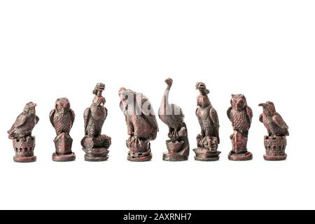 Сhess comme concept abstrait. Magnifique jeu d'échecs anciens sur fond blanc. Banque D'Images