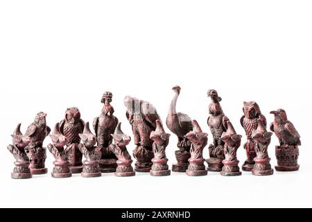Сhess comme concept abstrait. Magnifique jeu d'échecs anciens sur fond blanc. Banque D'Images