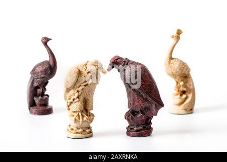 Сhess comme concept abstrait. Magnifique jeu d'échecs anciens sur fond blanc. Banque D'Images
