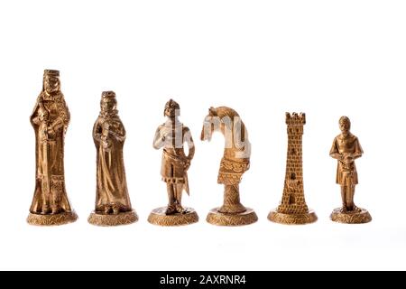 Сhess comme concept abstrait. Magnifique jeu d'échecs anciens sur fond blanc. Banque D'Images