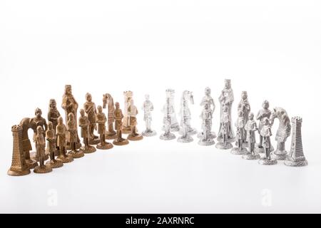 Сhess comme concept abstrait. Magnifique jeu d'échecs anciens sur fond blanc. Banque D'Images