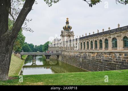 Zwingergraben (moat) avec une longue galerie et Kronentor (porte d'État) du Zwinger, Dresde, Saxe, Allemagne Banque D'Images