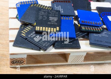 Utilisez des cartes mémoire SD sur une mini palette en bois Banque D'Images
