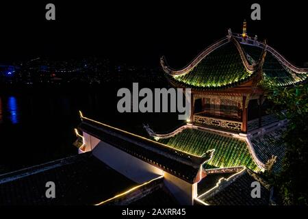 Temple de Zhang Fei sur la rive du fleuve Yangtze la nuit, construit pour commémorer Zhang Fei Han et sa dynastie dans Trois Royaumes période. Il a de l'histoire o Banque D'Images