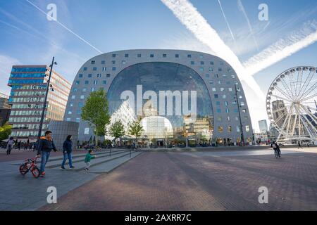 Rotterdam, Pays-Bas - 13 mai 2019 : vue sur Markthal la célèbre place moderne de Rotterdam, Pays-Bas. Banque D'Images