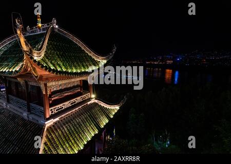 Temple de Zhang Fei sur la rive du fleuve Yangtze la nuit, construit pour commémorer Zhang Fei Han et sa dynastie dans Trois Royaumes période. Il a de l'histoire o Banque D'Images