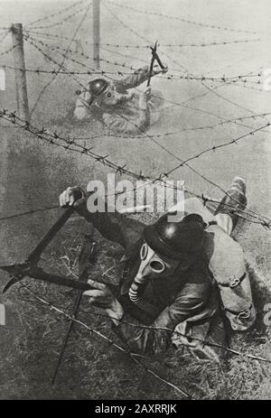 Armée rouge dans les années 1930. Du livre de propagande soviétique de 1937. L'infanterie soviétique est prête à repousser une attaque chimique Banque D'Images