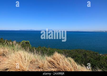 Vue sur l'océan depuis Clarence Drive (R-44) la route côtière pittoresque entre Gordon's Bay et Rooi Els, dans la province du Cap occidental d'Afrique du Sud. Banque D'Images