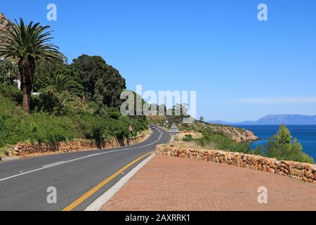 Clarence Drive (R-44) est la route côtière pittoresque entre Gordon's Bay et Rooi Els, dans la province du Cap occidental d'Afrique du Sud. Banque D'Images