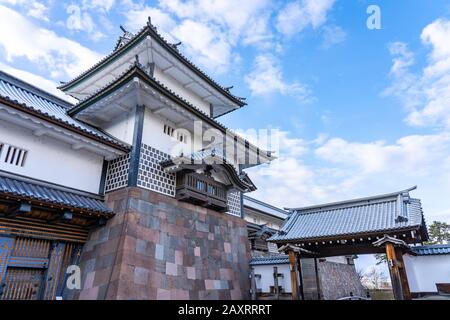 Kanazawa, Japon - 14 février 2019 : Château Kanazawa avec ciel bleu agréable dans la ville de Kanazawa, Japon. Banque D'Images