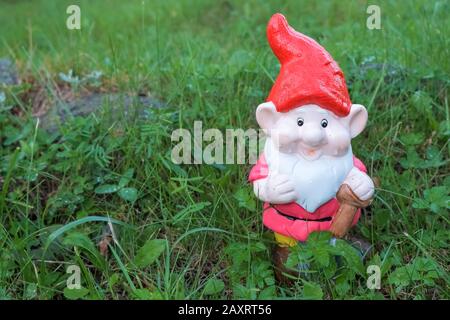 jardin nain dans le jardin à la maison, décoration gnome Banque D'Images