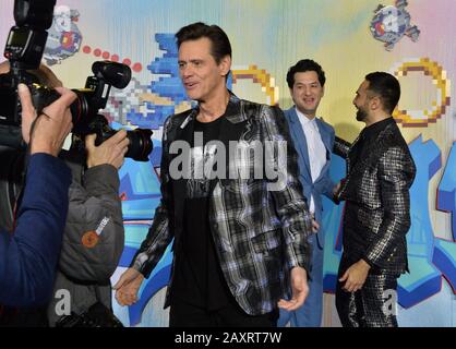 Los Angeles, Californie, États-Unis. 12 février 2020. Les acteurs Jim Carrey Ben Schwartz et Lee Majdoub (L-R) assistent à une projection spéciale du film d'aventure sur la comédie familiale Sci-fi « le hérisson » au Regency Village Theatre de la section Westwood de Los Angeles le mercredi 12 février 2020. Scénario : basé sur la franchise mondiale de Sega, « sonic » raconte l'histoire du plus célèbre hérisson au monde lorsqu'il embrasse sa nouvelle maison sur Terre. Crédit: Upi/Alay Live News Banque D'Images