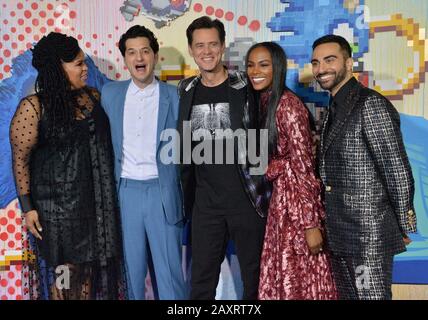 Los Angeles, Californie, États-Unis. 12 février 2020. Les acteurs Natasha Rothwell, Ben Schwartz, Jim Carrey, Tika Sumpter et Lee Majdoub (L-R) assistent à une projection spéciale du film d'aventure de la famille Sci-fi « Sonic the Hedgehog » au Regency Village Theatre dans la section Westwood de Los Angeles le mercredi 12 février 2020. Scénario : basé sur la franchise mondiale de Sega, « sonic » raconte l'histoire du plus célèbre hérisson au monde lorsqu'il embrasse sa nouvelle maison sur Terre. Crédit: Upi/Alay Live News Banque D'Images