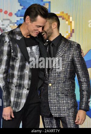 Los Angeles, Californie, États-Unis. 12 février 2020. Les acteurs Jim Carrey (L) et Lee Majdoub assistent à une projection spéciale du film d'aventure de comédie familiale Sci-fi « Sonic the Hedgehog » au Regency Village Theatre dans la section Westwood de Los Angeles le mercredi 12 février 2020. Scénario : basé sur la franchise mondiale de Sega, « sonic » raconte l'histoire du plus célèbre hérisson au monde lorsqu'il embrasse sa nouvelle maison sur Terre. Crédit: Upi/Alay Live News Banque D'Images