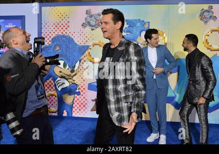 Los Angeles, Californie, États-Unis. 12 février 2020. Les acteurs Jim Carrey Ben Schwartz et Lee Majdoub (L-R) assistent à une projection spéciale du film d'aventure sur la comédie familiale Sci-fi « le hérisson » au Regency Village Theatre de la section Westwood de Los Angeles le mercredi 12 février 2020. Scénario : basé sur la franchise mondiale de Sega, « sonic » raconte l'histoire du plus célèbre hérisson au monde lorsqu'il embrasse sa nouvelle maison sur Terre. Crédit: Upi/Alay Live News Banque D'Images