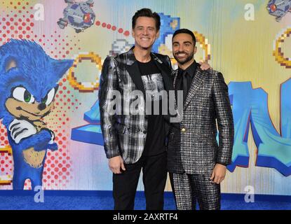 Los Angeles, Californie, États-Unis. 12 février 2020. Les acteurs Jim Carrey (L) et Lee Majdoub assistent à une projection spéciale du film d'aventure de comédie familiale Sci-fi « Sonic the Hedgehog » au Regency Village Theatre dans la section Westwood de Los Angeles le mercredi 12 février 2020. Scénario : basé sur la franchise mondiale de Sega, « sonic » raconte l'histoire du plus célèbre hérisson au monde lorsqu'il embrasse sa nouvelle maison sur Terre. Crédit: Upi/Alay Live News Banque D'Images