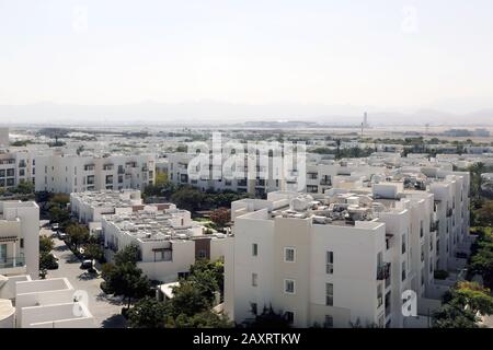 Muscat / Oman – 13 février 2020 : vue sur le développement immobilier Al Mouj (The Wave) à Muscat, avec l'aéroport international de Muscat en arrière-plan Banque D'Images