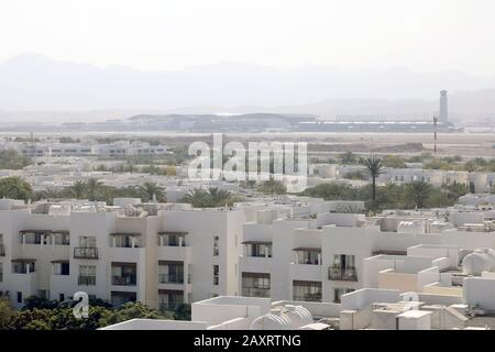 Muscat / Oman – 13 février 2020 : vue sur le développement immobilier Al Mouj (The Wave) à Muscat, avec l'aéroport international de Muscat en arrière-plan Banque D'Images