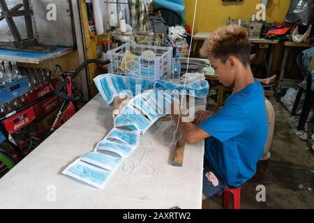 En raison de la préoccupation entourant Coronavirus et de la pénurie de masques de visage, cette petite entreprise de tailleurs à Cebu City, Philippines ont tourné leur attenti Banque D'Images