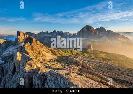 Cortina D'Ampezzo, Belluno, Vénétie. Italie. Averau et Nuvolau avec le refuge au lever du soleil. Juste derrière les trois Tofanen Banque D'Images