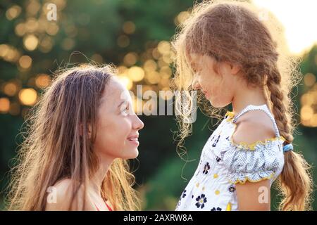 Deux Petites filles Mignonnes qui se regardaient l'une l'autre et sourient à la campagne. Les enfants heureux passent du temps à l'extérieur Banque D'Images