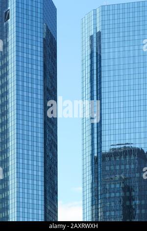 Le gratte-ciel de la Deutsche Bank dans le quartier financier et le centre-ville de Francfort. Banque D'Images