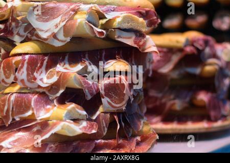 Hamon Serrano avec du pain sous forme de sandwich Banque D'Images
