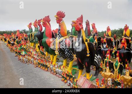 Statues de poulet associées au temple de poulet { ai Kai Wat Chedi} près de Nakhon si Thammarat , Thaïlande Banque D'Images