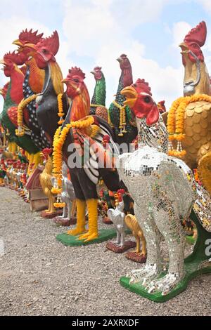 Statues de poulet associées au temple de poulet { ai Kai Wat Chedi} près de Nakhon si Thammarat , Thaïlande Banque D'Images