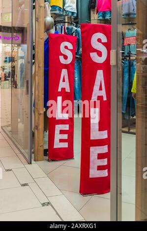 Saint-Pétersbourg, Russie - 08.13.2019: Panneau lumineux Vente à l'entrée du magasin dans le centre commercial. Banque D'Images