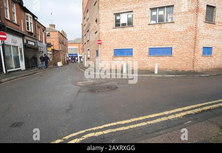 Trou de pot sur une route de l'arrière-rue Banque D'Images