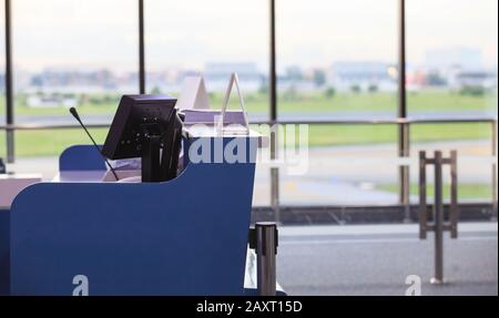 Comptoir de service pour les agents de la compagnie aérienne, les stewards, les hôtesses ou les préposés au sol devant une porte d'embarquement dans un aéroport. Voyages D'Affaires, Travail Banque D'Images