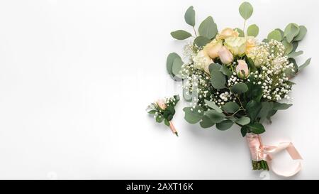 Composition florale, roses de mariage avec ruban, boutonniere Banque D'Images