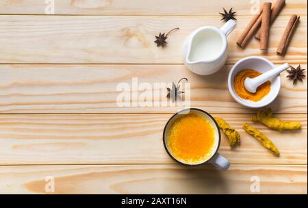 Latte végétalien ou lait doré au miel et à la cannelle Banque D'Images