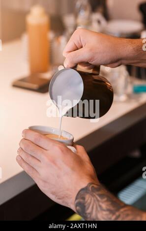 Gros Plan Sur La Préparation Du Café Cappuccino Au Café Par Les Mains Du Barista Banque D'Images