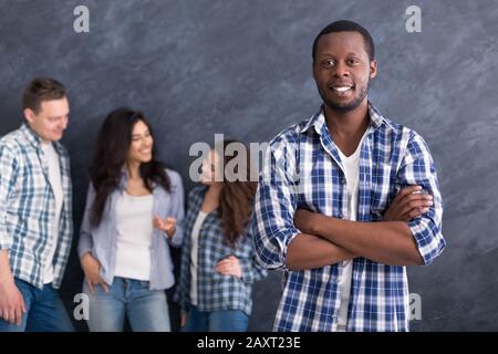 Ami afro l'invitant à démarrer l'équipe d'affaires Banque D'Images