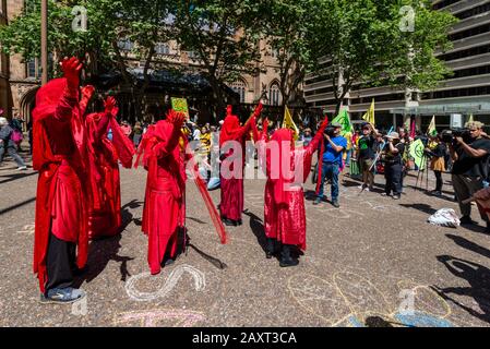 Sydney, Australie - le 8 octobre 2019 - Les Rebelles rouges ont rejoint des centaines de militants australiens de la rébellion de l'extinction lors d'un rassemblement de protestation contre le changement climatique à Sydney. Banque D'Images