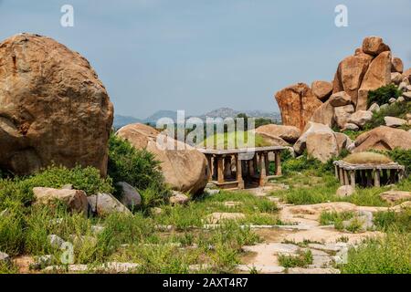 D'anciennes ruines de Hampi sur le coucher du soleil. L'Inde Banque D'Images