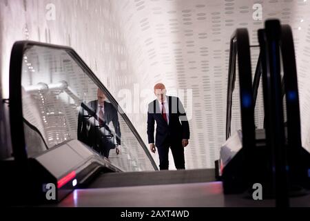 Hambourg, Allemagne. 12 février 2020. Peter Tschentscher (SPD), Premier maire de Hambourg et candidat principal à l'élection au parlement de Hambourg, conduit l'escalator à une élection télévisée duel dans un foyer de l'Elbphilonie. Le 23 février 2020, Hambourg tiendra des élections d'État. Crédit: Christian Charisius/Dpa/Alay Live News Banque D'Images