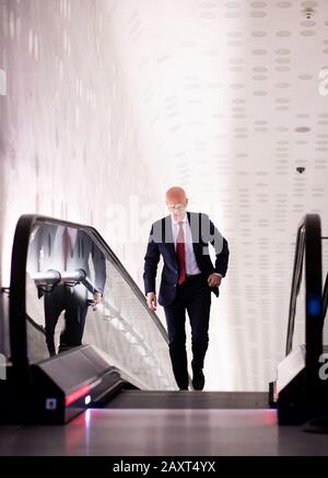 Hambourg, Allemagne. 12 février 2020. Peter Tschentscher (SPD), Premier maire de Hambourg et candidat principal à l'élection au parlement de Hambourg, conduit l'escalator à une élection télévisée duel dans un foyer de l'Elbphilonie. Le 23 février, des élections auront lieu à Hambourg. Crédit: Christian Charisius/Dpa/Alay Live News Banque D'Images