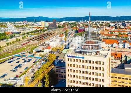 Ljubljana - septembre 2019, Slovénie : panorama aérien de Ljubljana, vue sur la gare principale et le centre-ville Banque D'Images