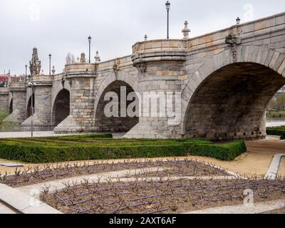 Pont de Tolède construit au XVIIIe siècle au-dessus de la rivière Manzanares à Madrid Banque D'Images