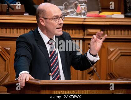 Hambourg, Allemagne. 12 février 2020. Alexander Wolf (AFD), co-président de l'AFD-Bürgerschaftsfraktion à Hambourg, parle dans l'heure actuelle lors de la dernière réunion des citoyens avant les élections. Le 23 février, des élections auront lieu à Hambourg. Crédit: Christian Charisius/Dpa/Alay Live News Banque D'Images