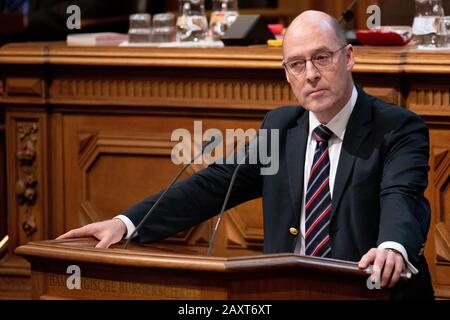 Hambourg, Allemagne. 12 février 2020. Alexander Wolf (AFD), co-président de l'AFD-Bürgerschaftsfraktion à Hambourg, parle dans l'heure actuelle lors de la dernière réunion des citoyens avant les élections. Le 23 février, il y aura des élections au parlement de Hambourg. Crédit: Christian Charisius/Dpa/Alay Live News Banque D'Images