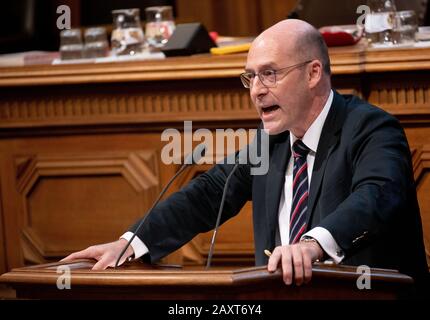Hambourg, Allemagne. 12 février 2020. Alexander Wolf (AFD), co-président de l'AFD-Bürgerschaftsfraktion à Hambourg, parle dans l'heure actuelle lors de la dernière réunion des citoyens avant les élections. Le 23 février 2020, Hambourg tiendra des élections d'État. Crédit: Christian Charisius/Dpa/Alay Live News Banque D'Images